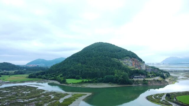 Vista a&eacute;rea del lago h&uacute;medo con musgo en Santander