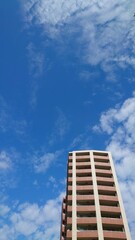 Fototapeta premium 青空と高層マンションの外観