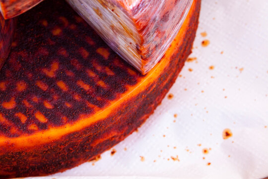 Detalle de textura de queso curado o semicurado con piment&oacute;n en un puesto de quesos de la Feria del Queso de G&aacute;ldar, Gran Canaria