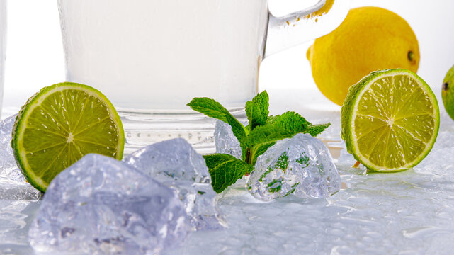 Homemade Erfrischende Zitronen Limetten Limonade mit Eis und Minze