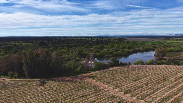 Acercamiento a&eacute;reo a el embalse de un r&iacute;o provocado por un azud artificial creado por el hombre