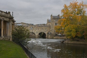 Obraz premium Avon river in the fall with Pulteney bridge and Weir.
