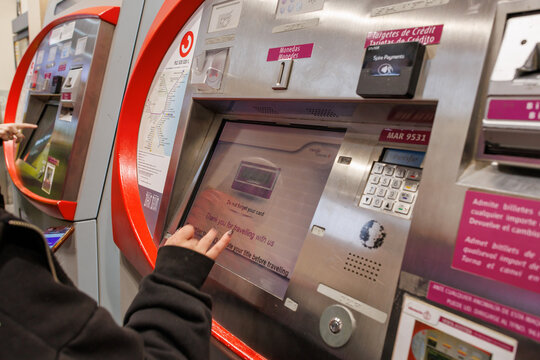 Terminal de autoventa de billetes en estaci&oacute;n de tren en X&aacute;tiva el 14 de marzo de 2026, Espa&ntilde;a