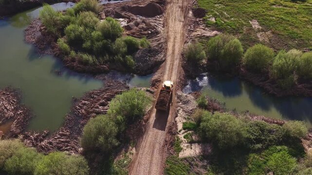 Dumper en acci&oacute;n: cruzando lleno de arena sobre el puente provisional en la cantera