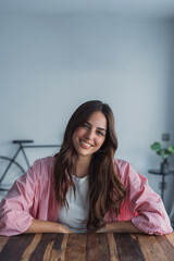 Naklejka premium Caucasian woman using a video conferencing app at home, focused on online learning, virtual workshops, or professional training, highlighting technology-enabled education and connectivity