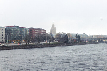 Obraz premium Riga, Latvia, 12.29.2025: Riga during a gloomy winter day
