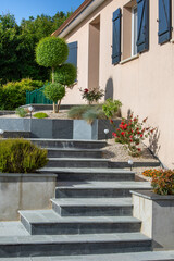 Fototapeta premium Jardin paysagé au pied du jolie maison au printemps.