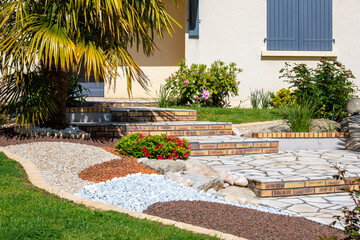 Obraz premium Jardin paysagé au pied du jolie maison au printemps.