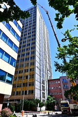 Obraz premium Construction crane and building site with blue sky