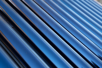 Obraz premium Close-up view of multiple blue metallic rods arranged in parallel. This abstract pattern offers a dynamic visual element suitable for backgrounds, creative designs, and modern decor.