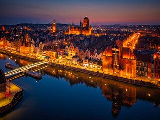Obraz premium Beautiful old town of Gdansk with historic architecture over the Motlawa river at dusk, Poland