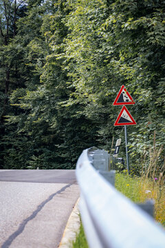 Verkehrszeichen warnen vor Gef&auml;lle