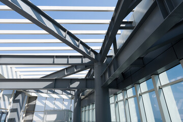 Obraz premium Modern architectural steel structure roof with glass curtain wall and geometric framework