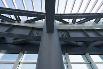 Obraz premium Modern architectural steel structure roof with supporting beams and columns