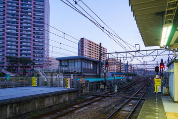 高層ビルと駅構内夕景 © kanzilyou