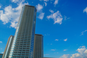 Fototapeta premium 青空に映える高層棟
