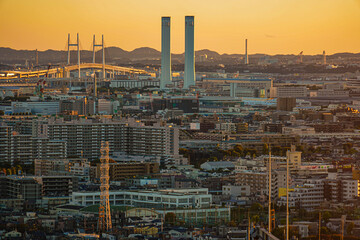 夕景の湾岸大橋と街並み © kanzilyou
