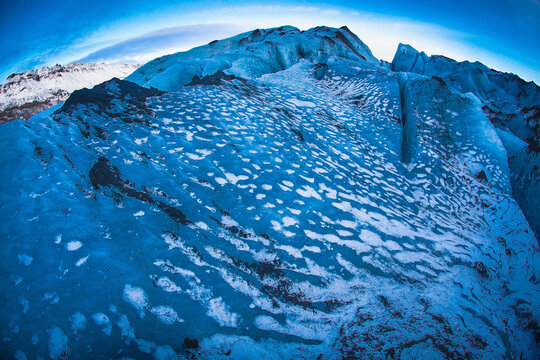バトナ氷河の白斑模様