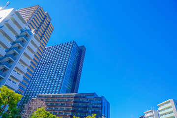 住宅と高層ビルの空 © kanzilyou