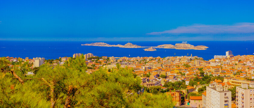 フリウル諸島と街（マルセイユ）