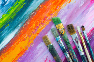 Obraz premium Various Old Artists Painter Brushes on Colorful Background