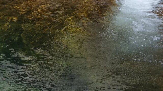 清流の流れ落ちる水で水面が揺らぐスローモーション3