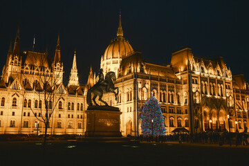 Fototapeta premium Budapest Parliament Glowing At Night