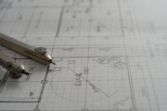 一級建築士の設計製図でコンパスを使う手元の接写画像　Using a compass in drafting by hand