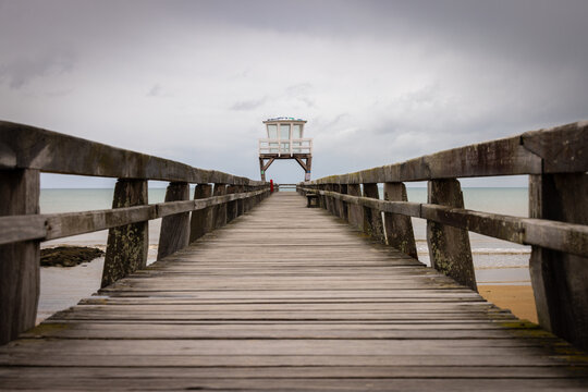 ponton en bois sur une plage normande &agrave; Luc sur Mer