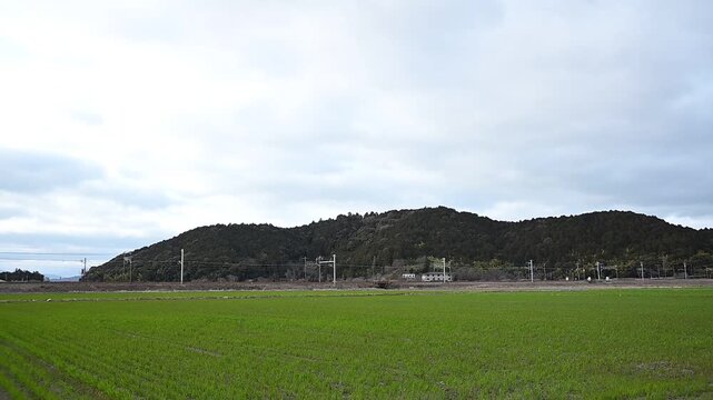 安土城址を背景に走るトワイライトエクスプレス瑞風（東海道本線 安土 - 能登川, 2026年3月）