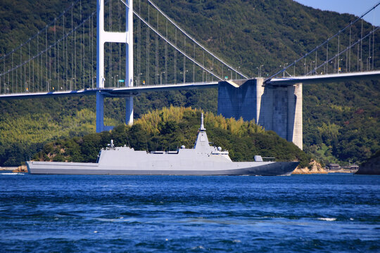 来島海峡大橋を通過する護衛艦