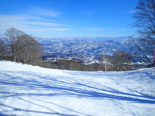 一面銀世界の真冬のゲレンデ © LEPANNEAU