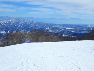 一面銀世界の真冬のゲレンデ © LEPANNEAU