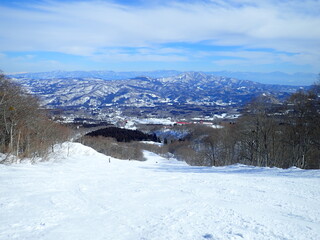 一面銀世界の真冬のゲレンデ © LEPANNEAU