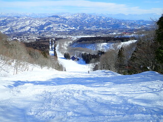 一面銀世界の真冬のゲレンデ © LEPANNEAU