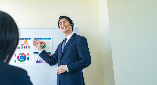 セミナーで講演する男性ビジネスパーソン