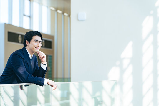 ビジネス、ビジネスパーソン、男性、日本人、笑顔、期待、希望、考える、転職、目標、検討、想像、発想、プロジェクト、計画、将来、夢、ポジティブ、挑戦、チャレンジ、キャリア、人材、広告、コピースペース、スーツ、会社員、サラリーマン、ビル、オフィス、仕事、職場、予測、自己啓発、未来、進路、マネジメント、ゼネコン、デベロッパー、経営、起業、企業、採用、求人、楽しみ、若い、ビジネスマン、自信、人物、サクセス、