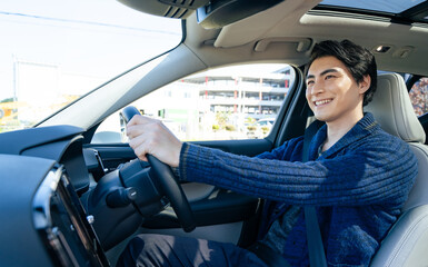 ドライバー、運転、自動車、交通、安全、爽やか、笑顔、快適、車内、インテリア、道路、男性、日本人、通勤、ドライブ、旅行、観光、ハンドル、青空、爽快、運転席、ダッシュボード、インパネ、シート、サンルーフ、フロントグラス、駐車場、トラフィック、GPS、モビリティ、MaaS、ITS、操作、乗車、コックピット、マイカー、オーディオ、エレクトロニクス、カー用品、車内空間、ADAS、リラックス、セーフティ、シス