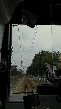 列車の前面展望から見る線路と駅への到着風景