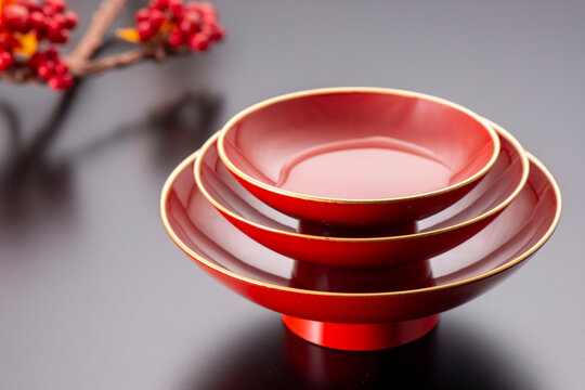 朱塗りの屠蘇器セット 漆器の盃と器 お正月・新年の祝い膳 伝統的な日本の漆工芸