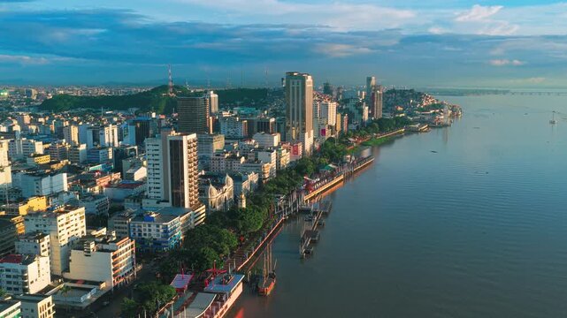 Guayaquil desde el r&iacute;o hacia el cerro Santa Ana