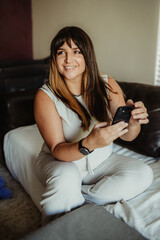 Obraz premium Woman working remotely from home on her phone