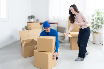 引越し業者に依頼する女性客