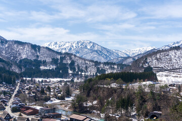 雪景色と合掌造り集落が広がる白川郷の全景（岐阜県） © Ziyuan