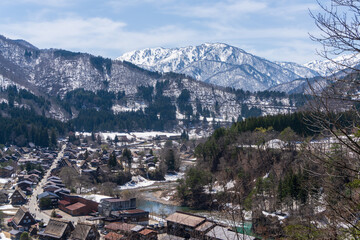雪景色と合掌造り集落が広がる白川郷の全景（岐阜県） © Ziyuan