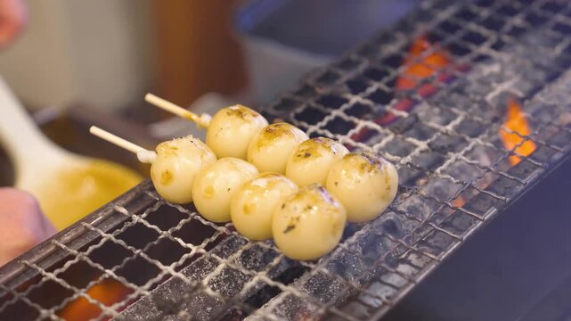 店頭で焼かれている串団子