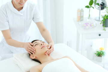 Obraz premium エステシャンとベッドに寝転ぶ女性