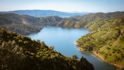 Obraz premium Scenic spring view of Lake Berryessa and green hills in Northern California