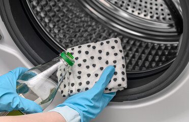 Clean the washing machine, wash the rubber parts and nooks with white vinegar