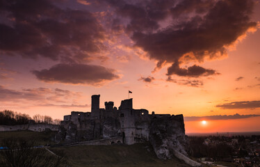 Ruiny zamku Ogrodzieniec w Podzamczu  Jura Krakowsko Częstochowska Polska © kubikactive
